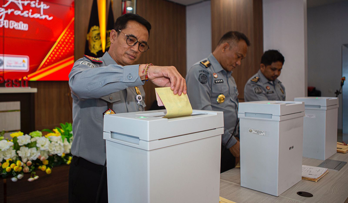 Kepala Kantor Imigrasi Kelas I TPI Palu Soeryo Tarto Kisdoyo (kiri) memasukkan kertas ke dalam mesin rajang pada pemusnahan arsip.