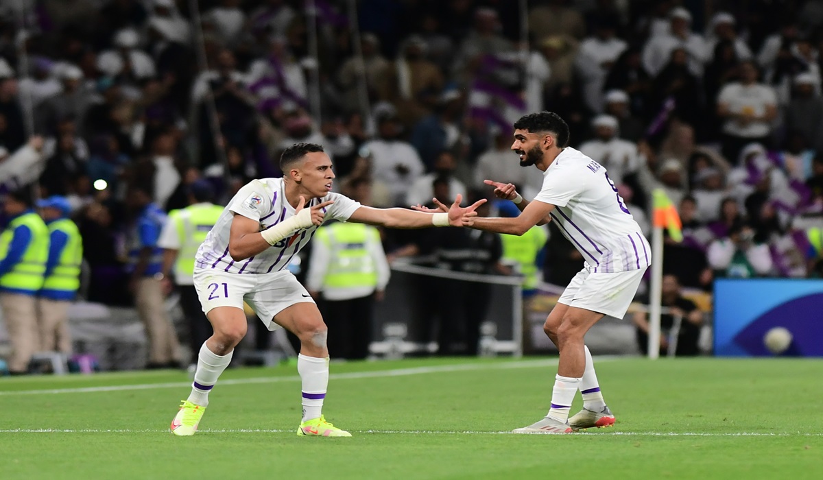 Penyerang Al Ain Soufiane Rahimi (kiri) melakukan selebrasi usai mencetak gol ke gawang Al Nassr di laga Liga Champions Asia.