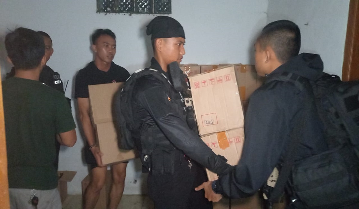 Polisi membawa miras hasil sitaan dari razia di sebuah rumah di Kampung Rancabungur, Kelurahan,Kecamatan Bungursari, Kota Tasikmalaya.