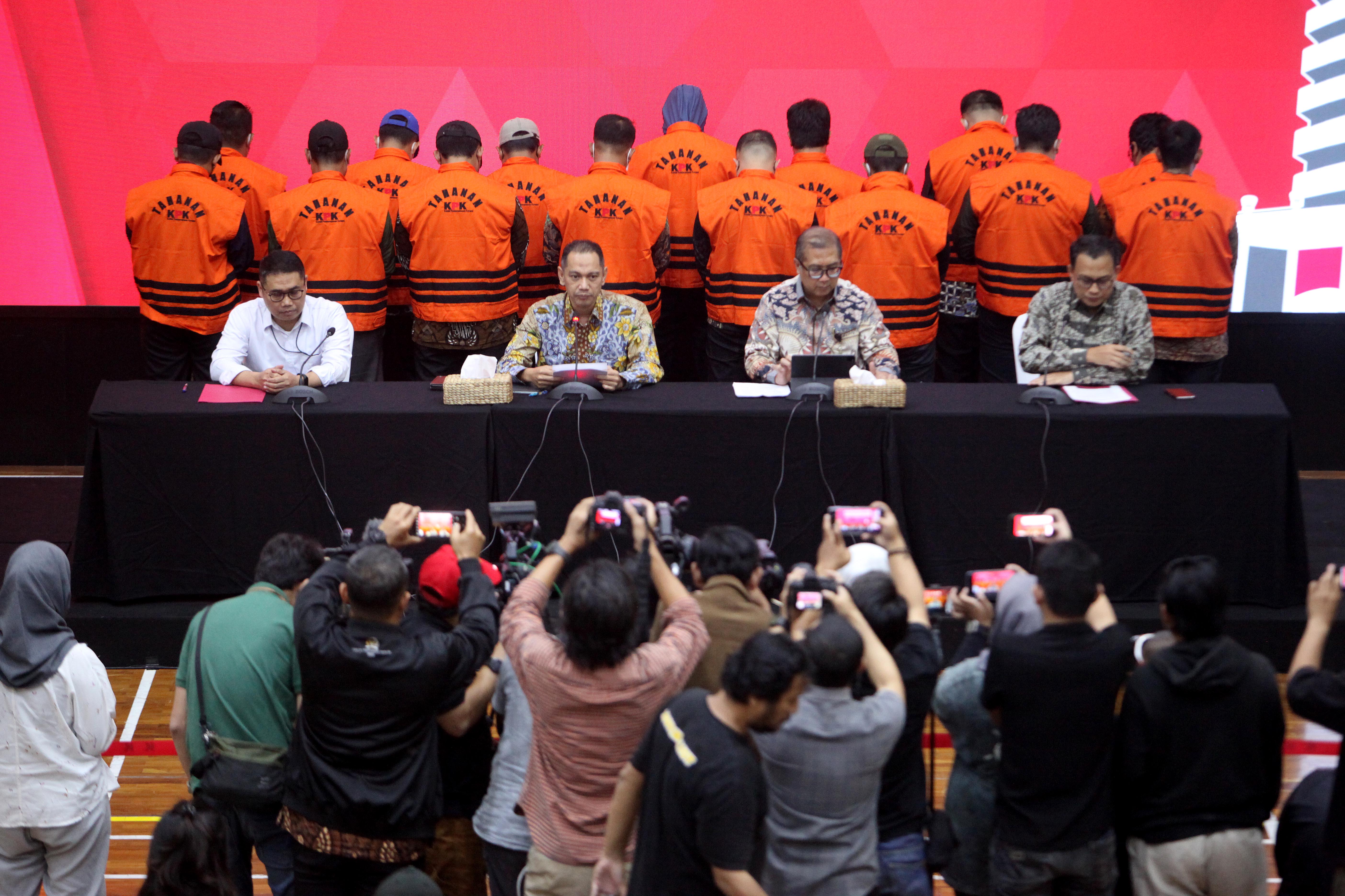 Sejumlah pegawai rumah tahanan Komisi Pemberantasan Korupsi (KPK) digelandang setelah ditetapkan menjadi tersangka