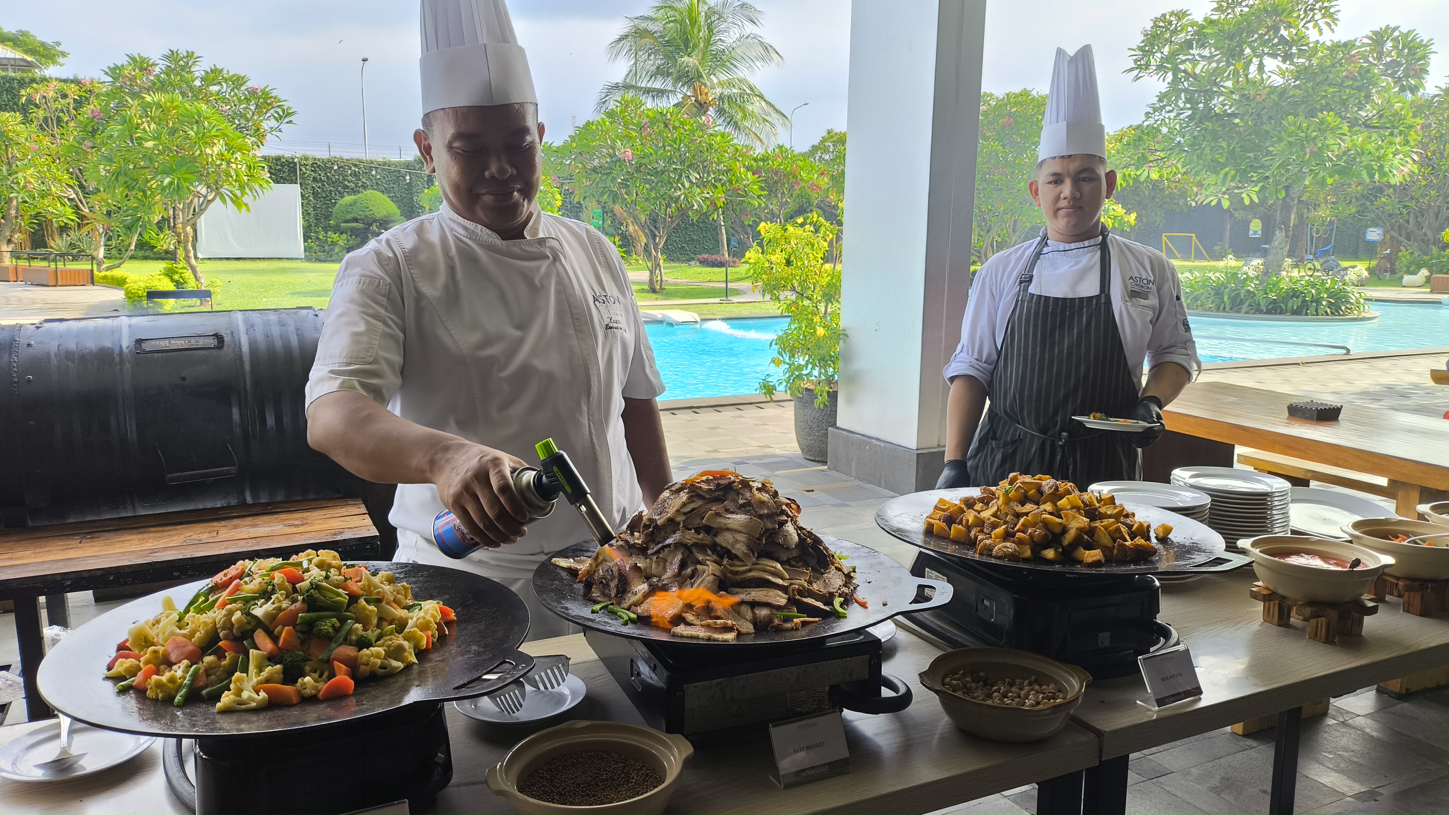 Chef Aston Cirebon menyiapkan menu Kampoeng Ramadan