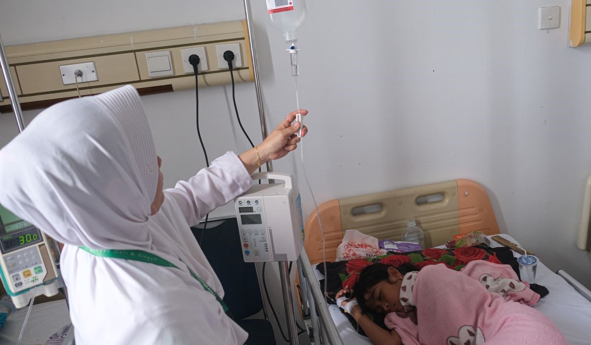 Ilustrasi: tenaga kesehatan melakukan pengecekan Infus seorang pasien Demam Berdarah Dengue (DBD) 