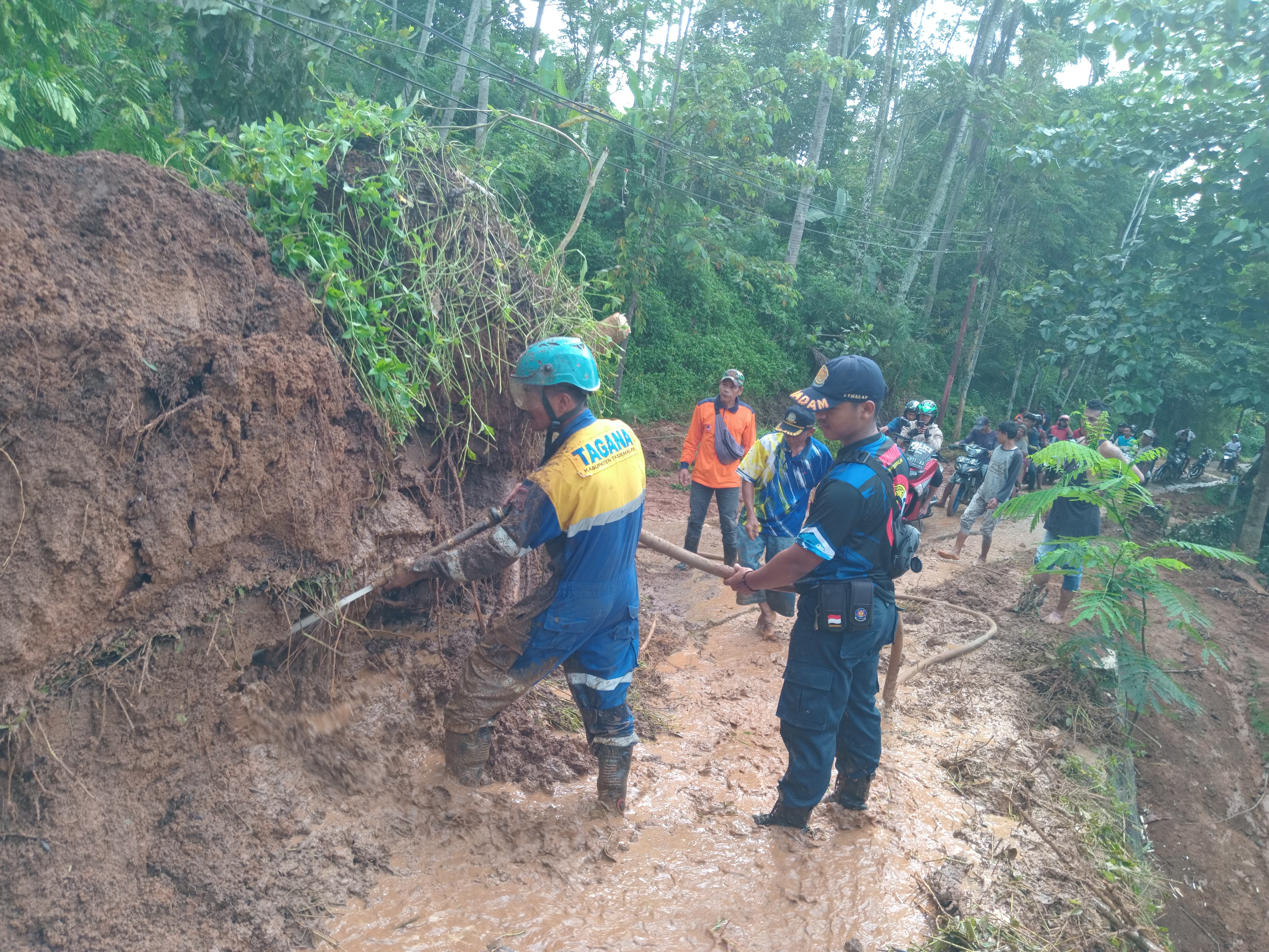 Tebing Setinggi 40 Meter Longsor Tutup Jalan Desa di Tasikmalaya