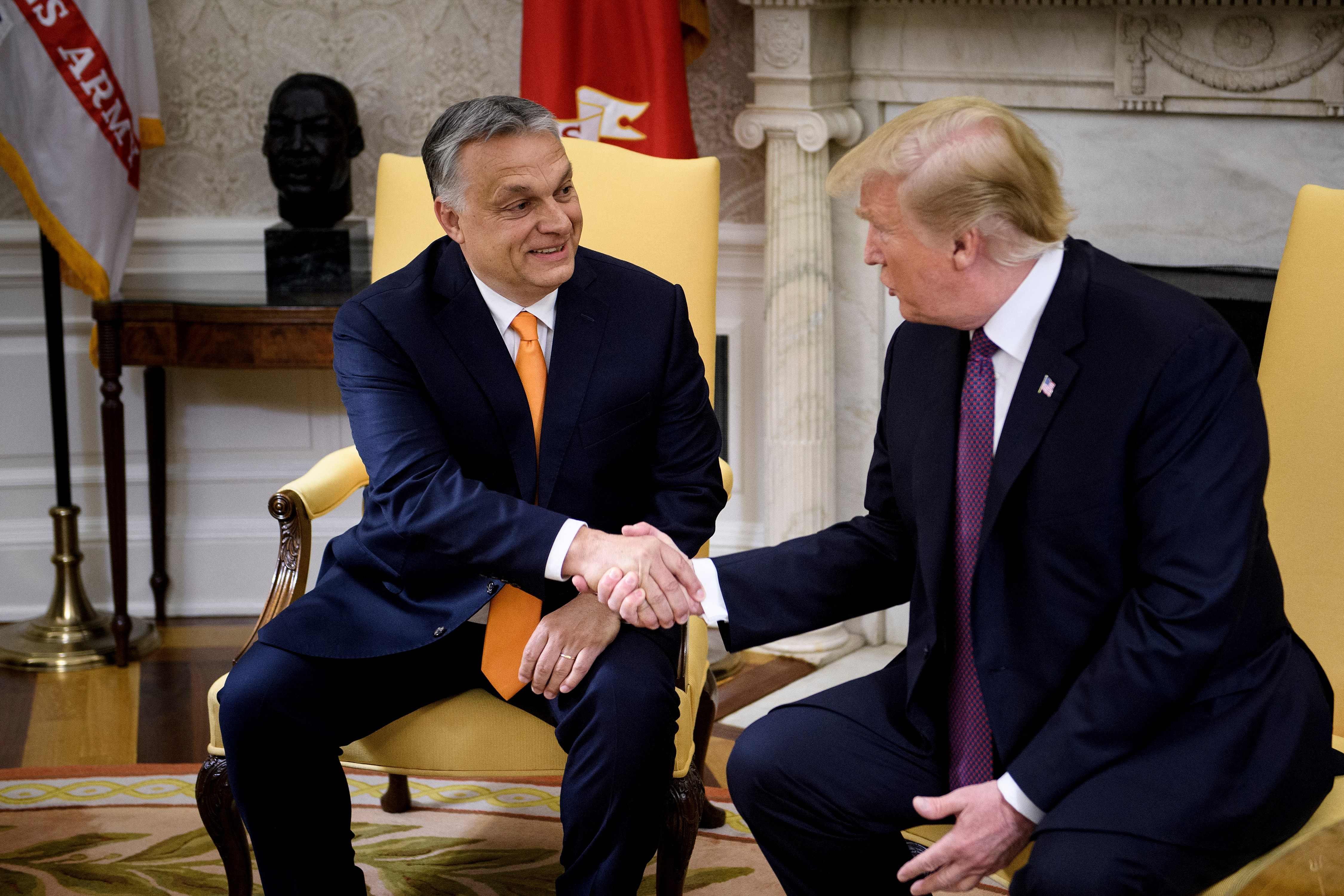 Perdana Menteri Hongaria Viktor Orban (kiri) dan mantan Presiden AS Donald Trump