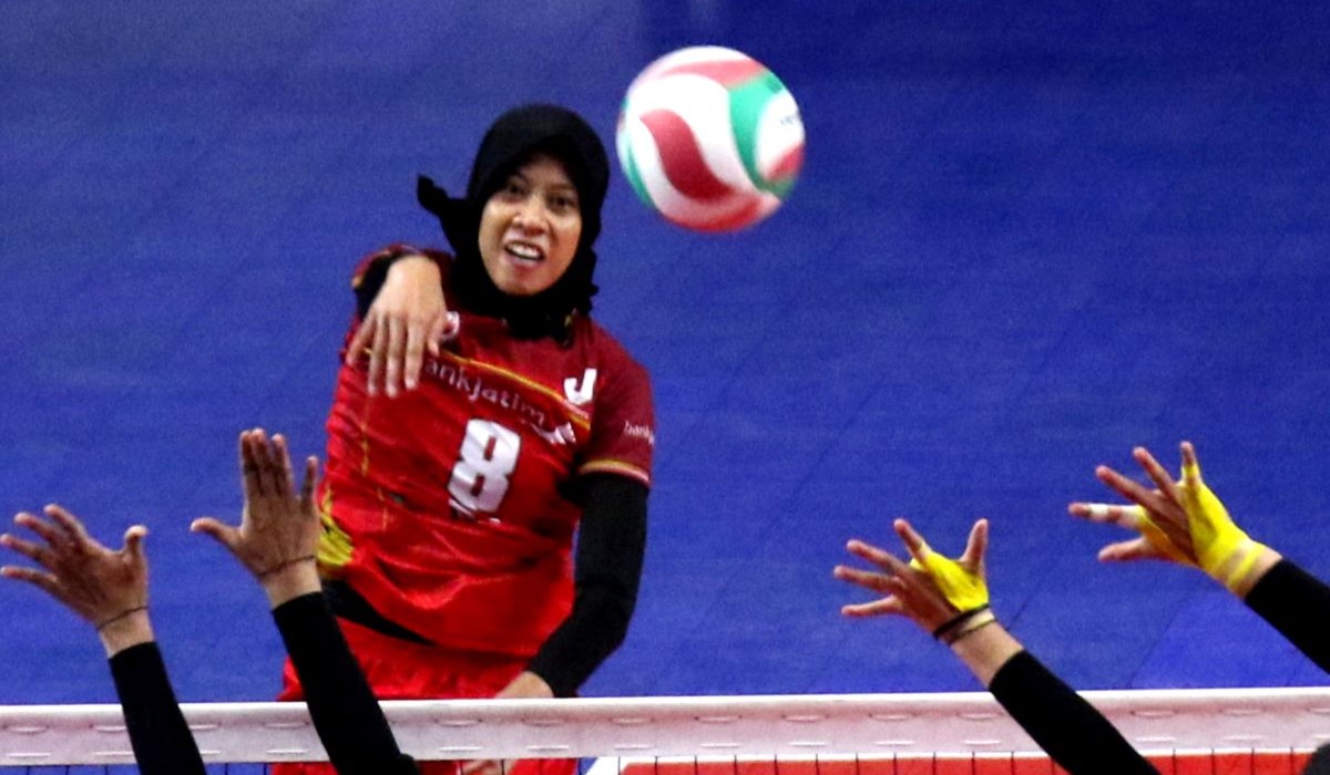 Pebola voli putri Megawati Hangestri Pertiwi (kiri) saat masih membera Bank Jatim Surabaya