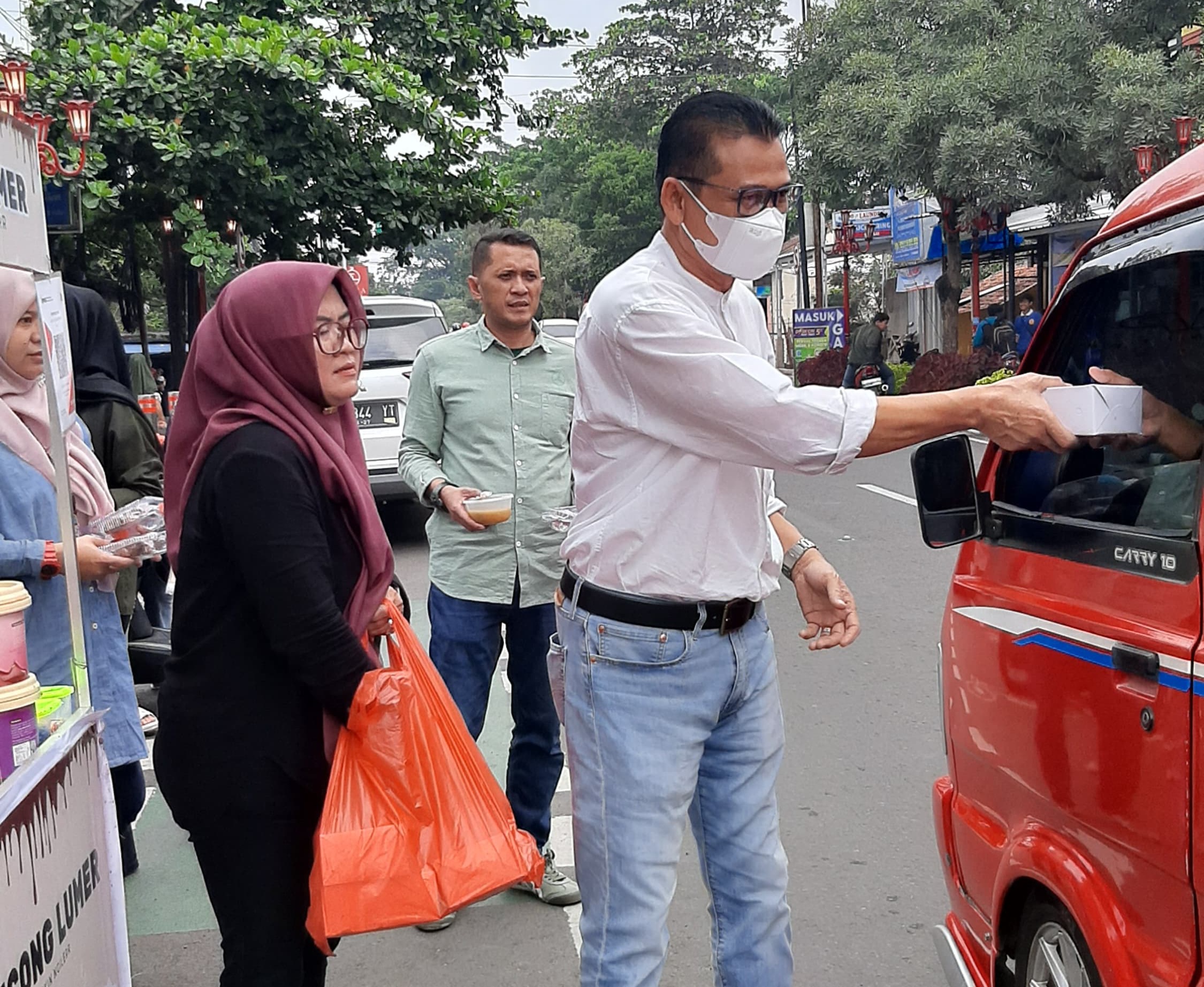 Direktur Umum Perumdam Tirta Mukti Kabupaten Cianjur, Ahmad Akbar, membagikan paket iftar gratis kepada sopir dan penumpang angkot.