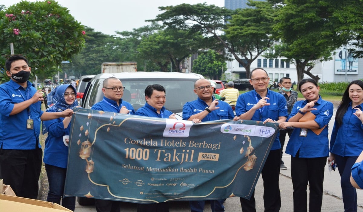 Kegiatan Tajil on the Road yang diadakan Omega Hotel Management