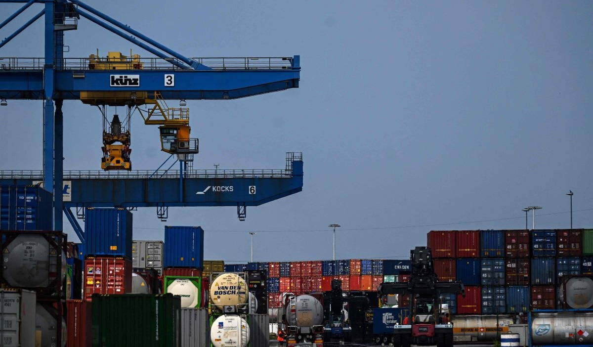 Kontainer dimuat ke truk di terminal pelabuhan DIT Duisburg Intermodal Terminal di pelabuhan Duisburg, Jerman, pada 13 Juli 2023.