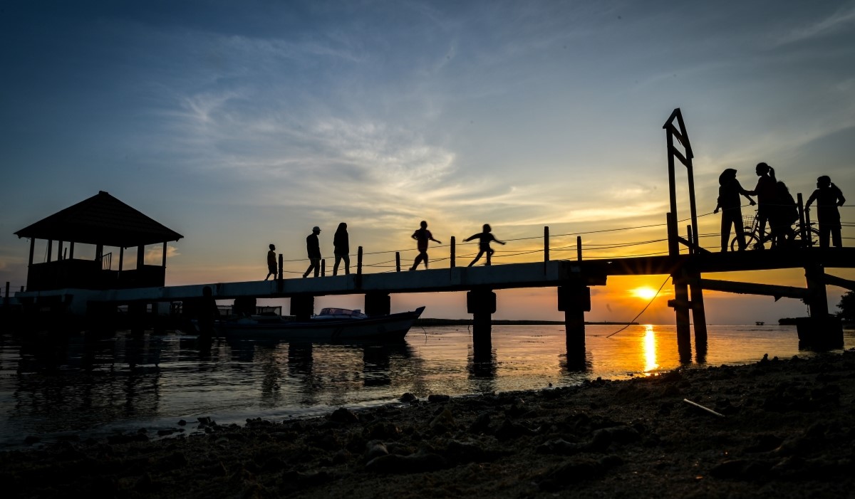 Ilustrasi: sejumlah pengunjung menikmati matahari terbenam di wilayah Kepulauan Seribu, Jakarta