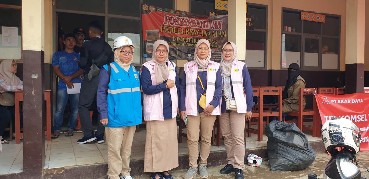 Perwakilan dari PLN Cimahi menyerahkan bantuan untuk korban tanah longsor di Bandung Barat.