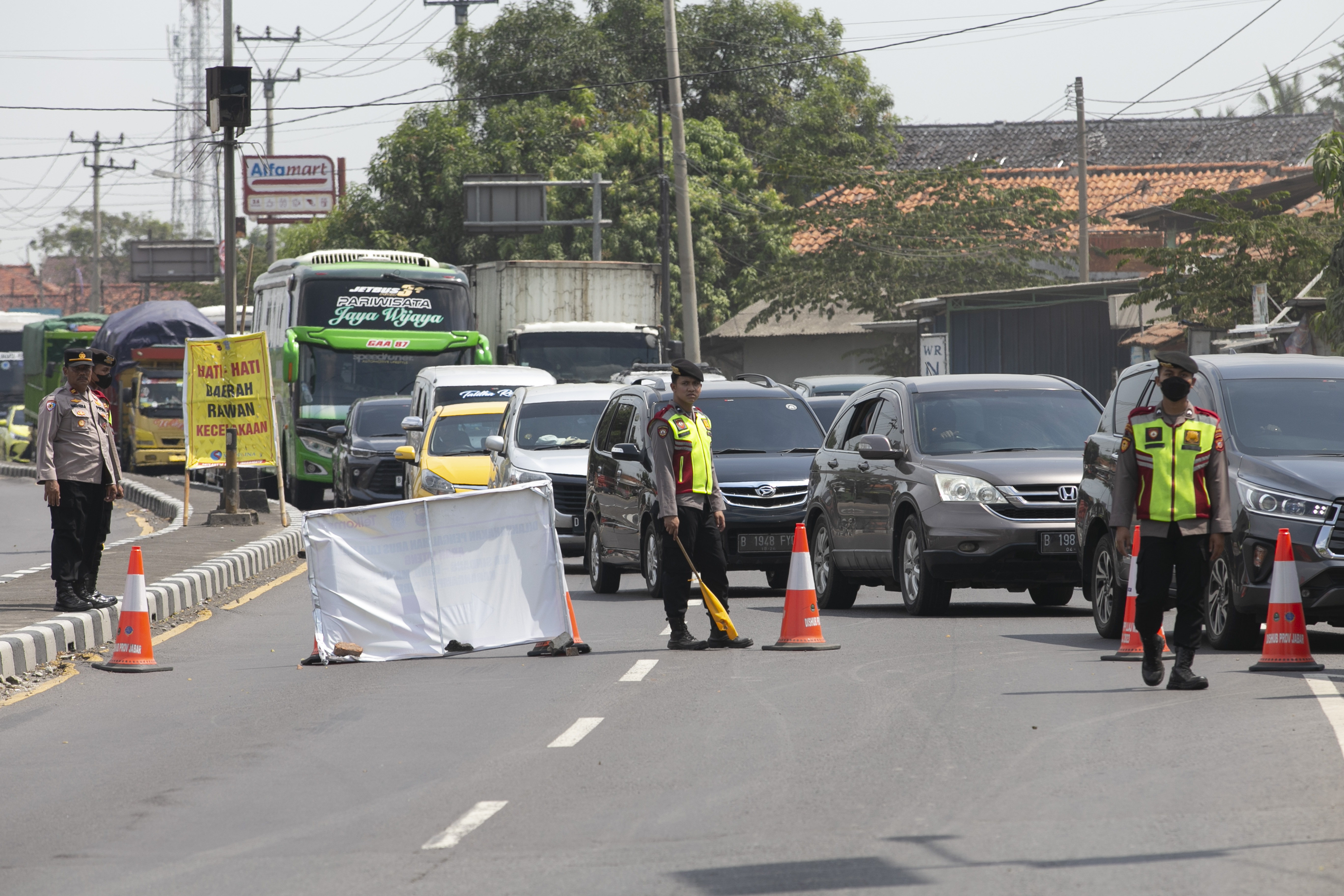 Petugas Lalu Lintas mengatur kemacetan di Kota Cirebon