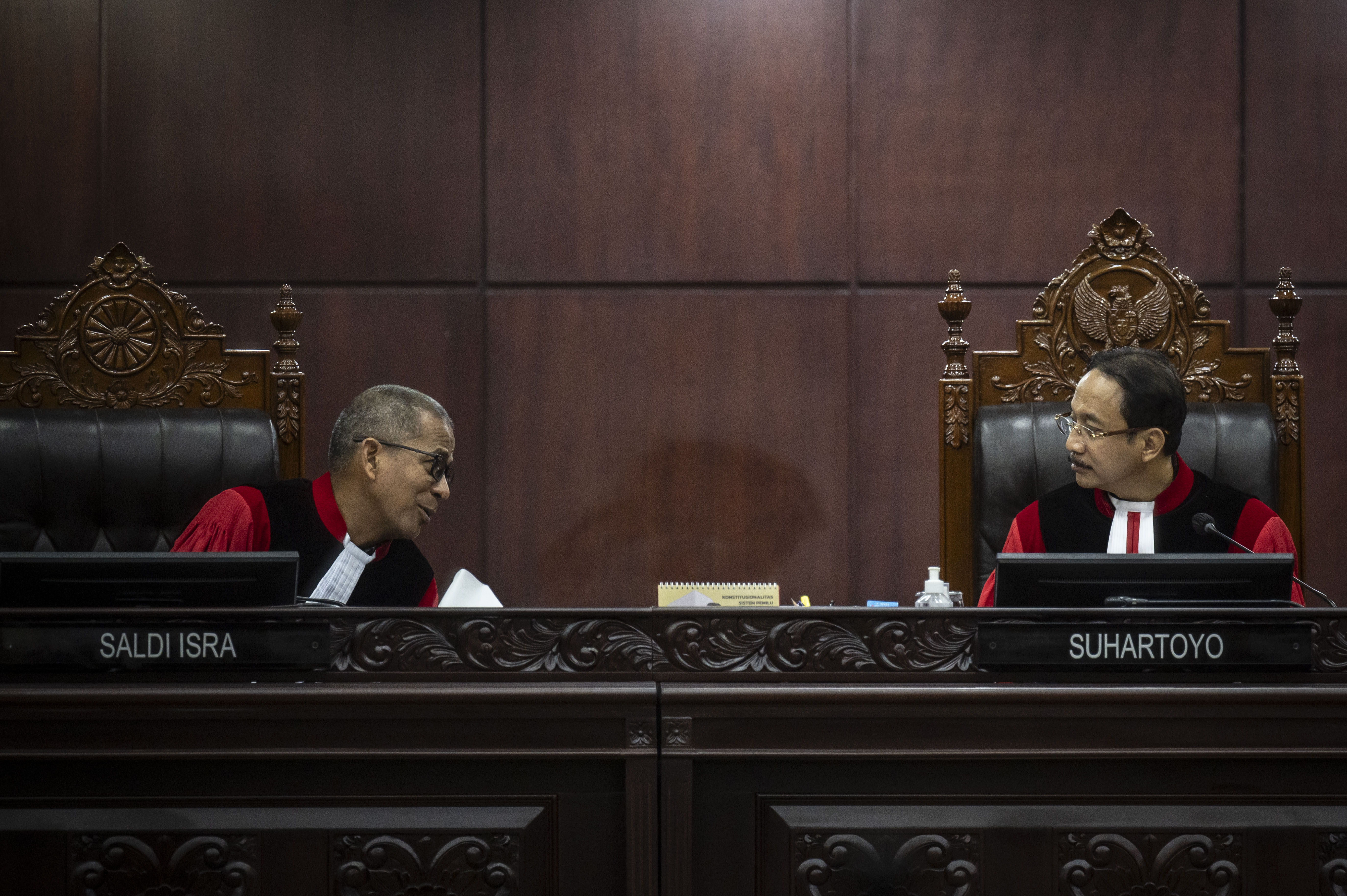 Ketua Majelis Hakim Mahkamah Konstitusi (MK) Suhartoyo (kanan) berdiskusi dengan anggota Majelis Hakim MK Saldi Isra (kiri)