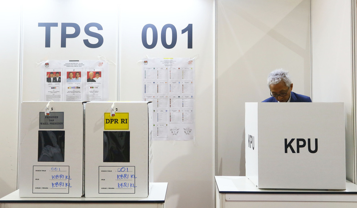 Duta Besar Republik Indonesia untuk Malaysia Hermono menyalurkan suara di TPS 001 di World Trade Center, Kuala Lumpur.