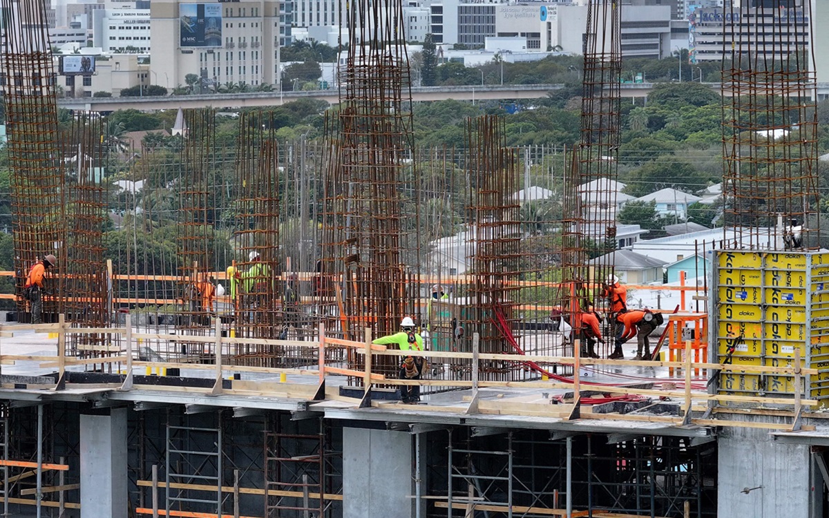 Gubernur Bank Sentral AS The Fed Jerome Powell mengatakan naiknya pengangguran akan menjadi pesan untuk menurunkan tingkat suku bunga.