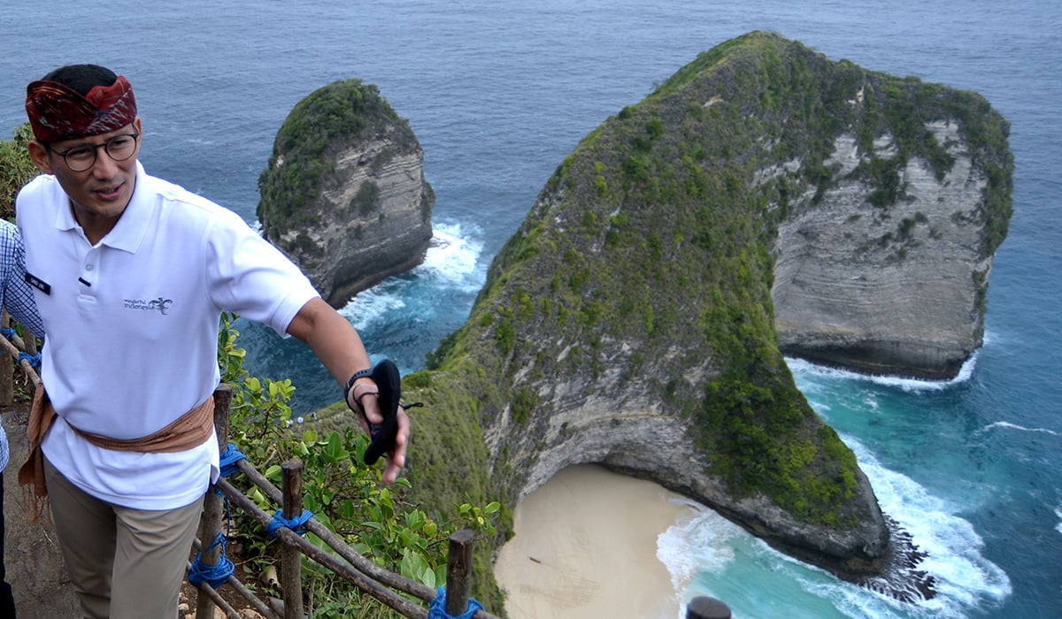 Menparekraf Sandiaga Uno mengunjungi Pantai Kelingking, Nusa Penida, Klungkung, Bali, Sabtu (17/9/2022).