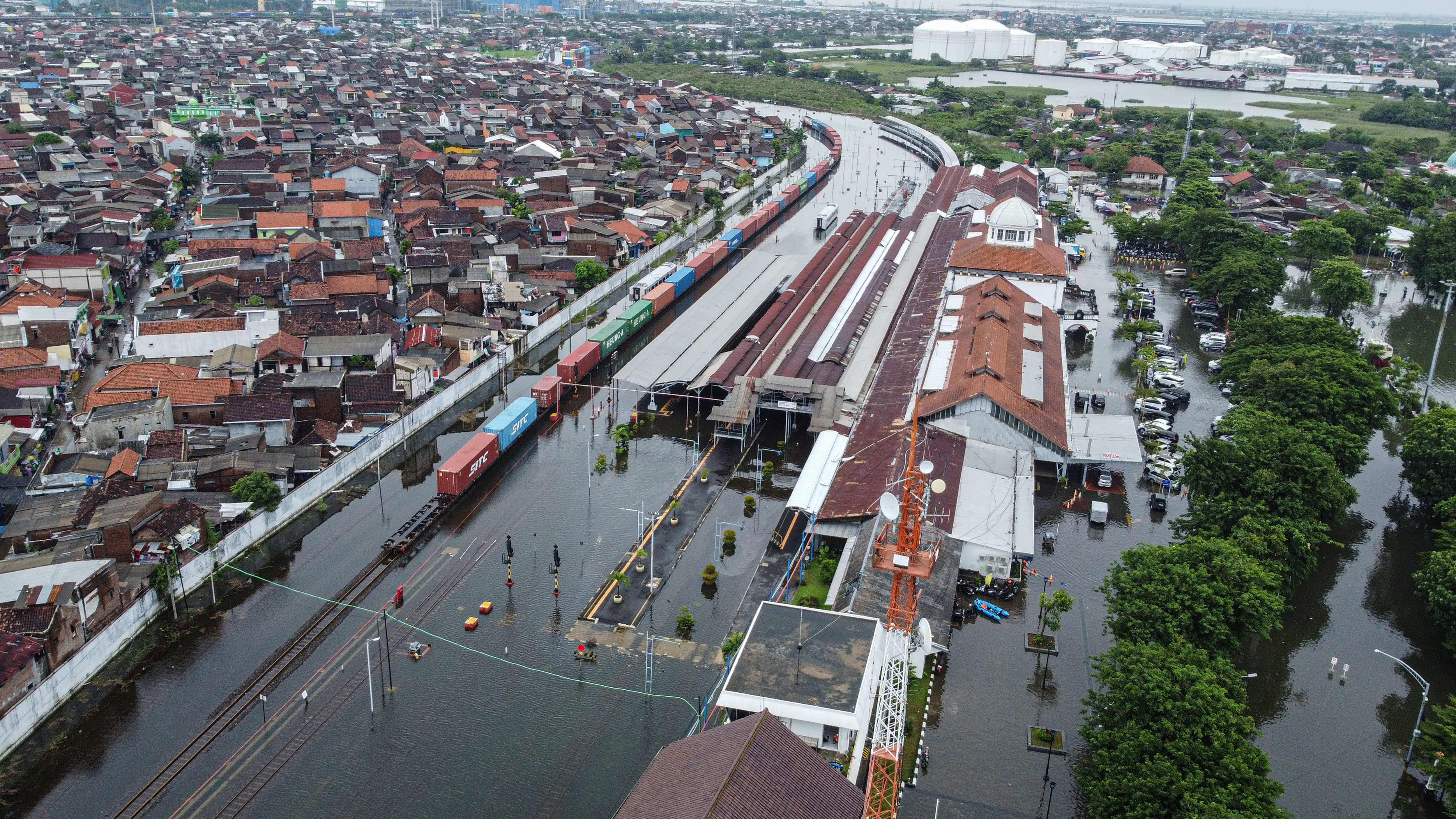  jalur kereta api dan areal stasiun yang terendam banjir di Stasiun Tawang, Semarang,