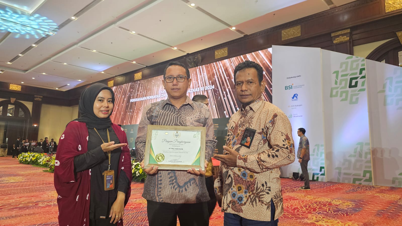 SVP Consumer Business Pos Indonesia Zuhed menerima Baznas Award 2024 