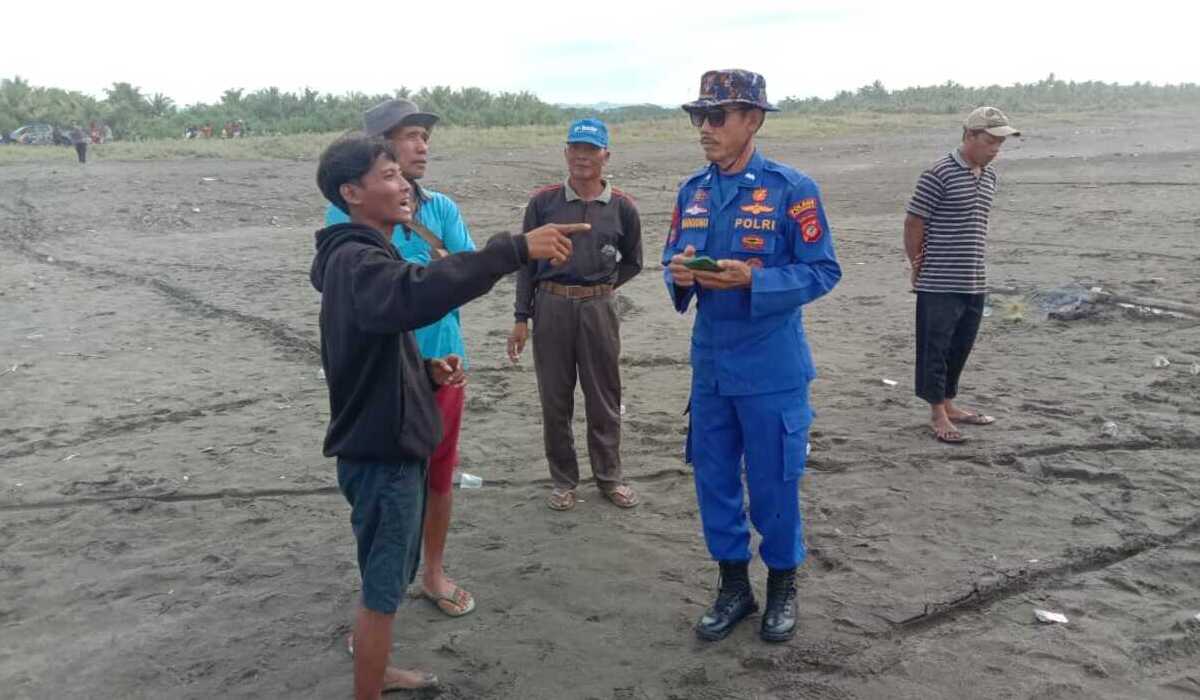 Petugas tengah melakukan pencarian 2 nelayan yang tenggelam di Pantai Batu Hiu Pangandaran saat mencari keong.