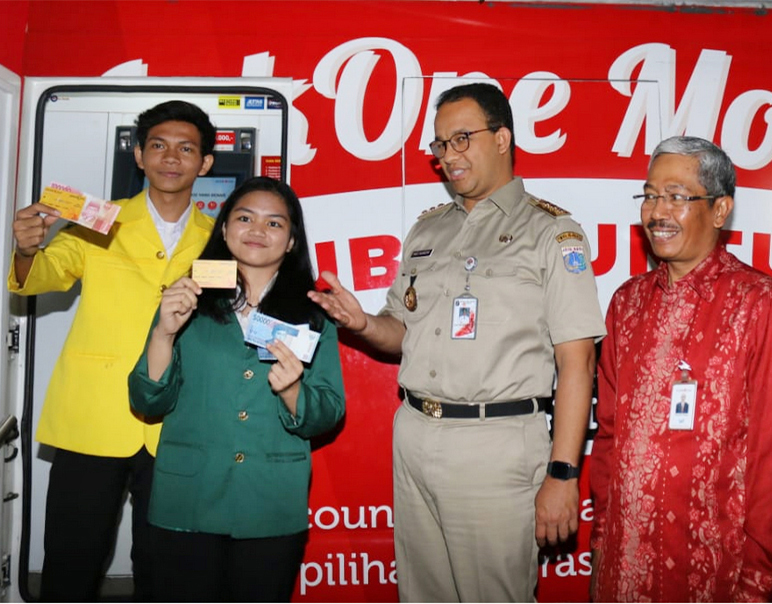 Anies Baswedan saat menjabat Gubernur DKI bersama Dirut Bank DKI Zainuddin Mappa secara simbolis menyerahkan Kartu Jakarta Mahasiswa Unggul