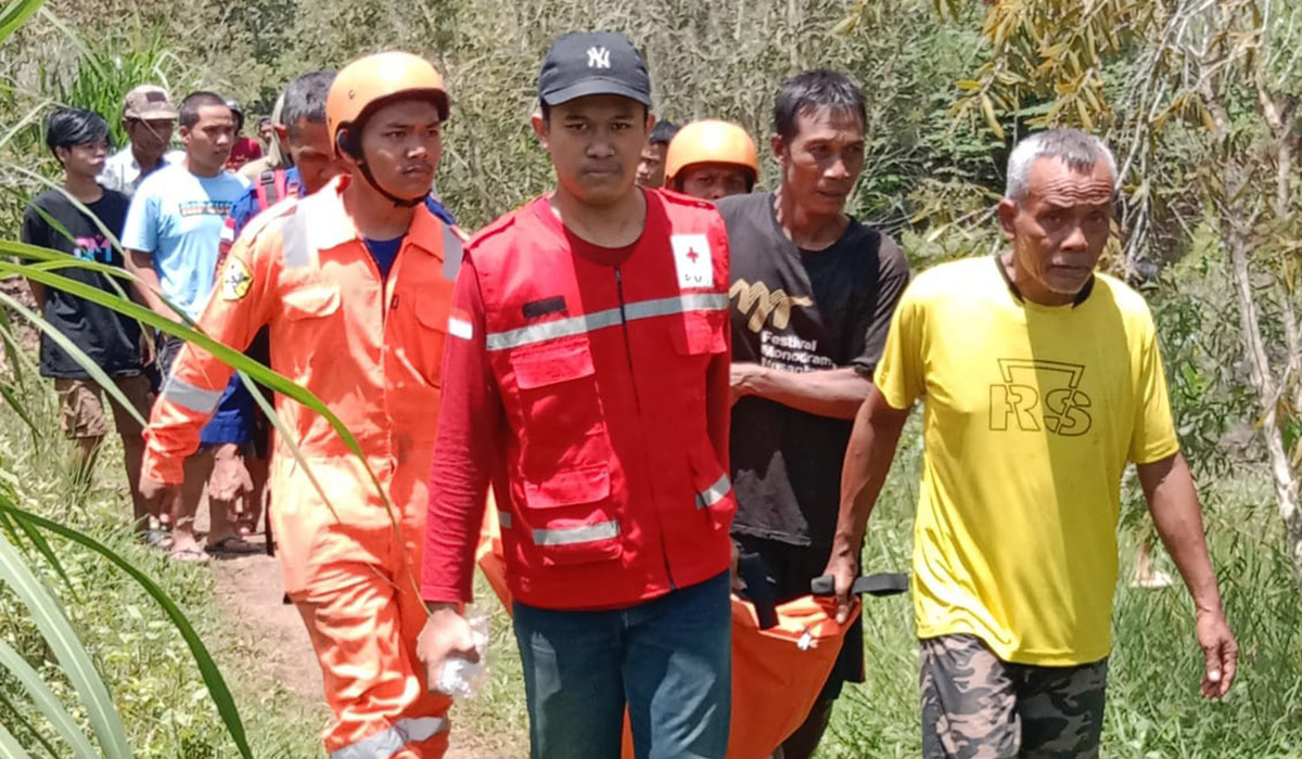 Tim pencari membawa jenazah bocah yang hanyut di Sungai Oya, Yogyakarta, Sabtu (30/3).