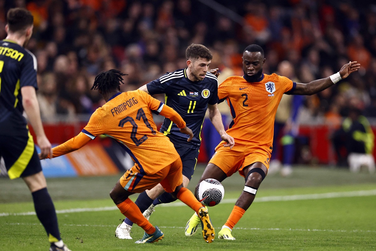 Dalam pertandingan persahabatan antara Belanda dan Skotlandia, Belanda berhasil mengalahkan Skotlandia dengan skor 4-0 di Amsterdam. 