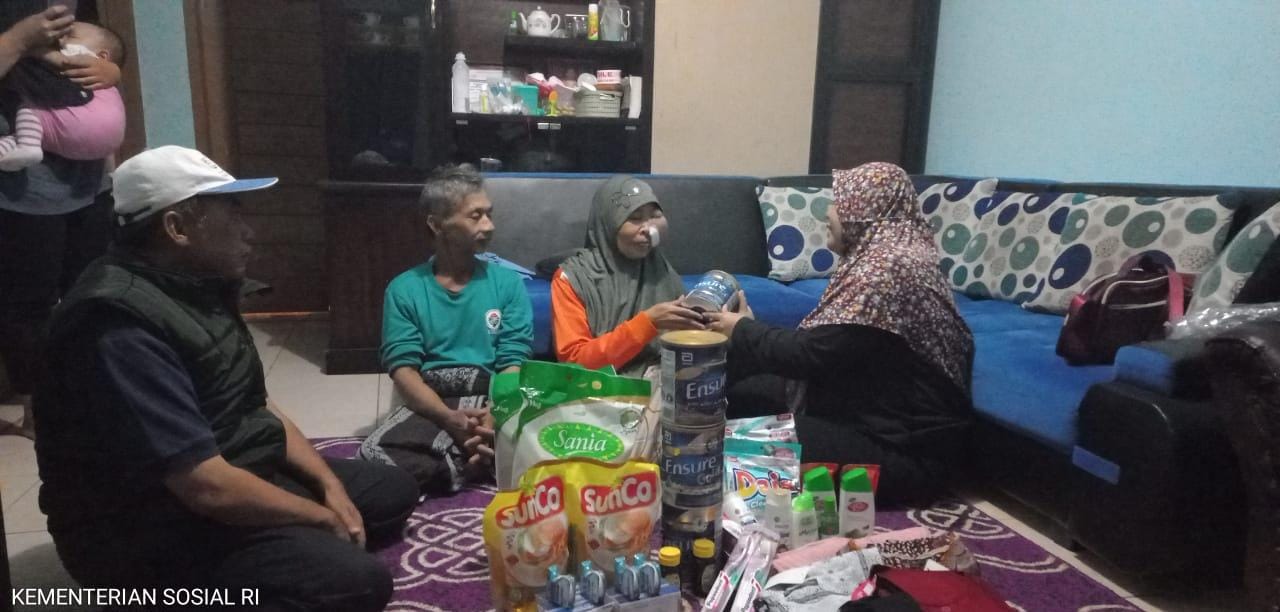 Tim Kementerian Sosial menyerahkan bantuan untuk Titik Kartika, warga Garut yang menderita tumor ganas.