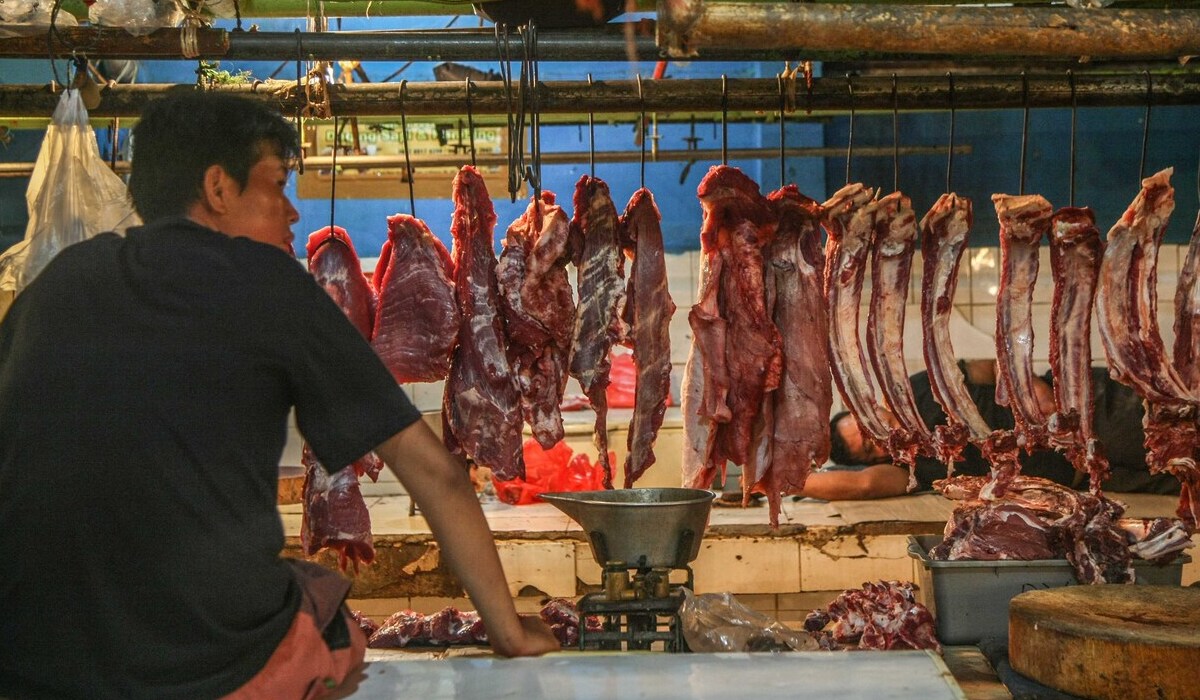 Pedagang daging sapi di pasar tradisional.