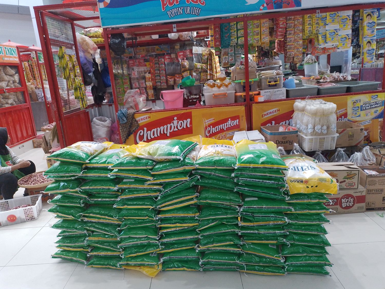 Beras Bulog digelontorkan di Pasar Gedhe Klaten untuk menekan kenaikan harga beras. 