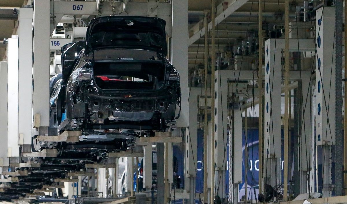 Jalur produksi pabrik mobil Volkswagen di Sao Bernardo do Campo, Sao Paulo, Brasil, diambil pada 2 Februari 2024.