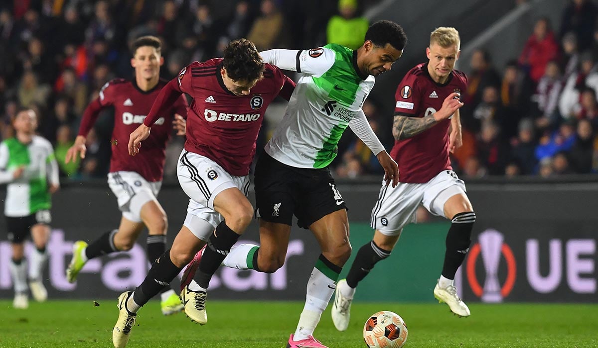 Striker Liverpool Cody Gakpo (tengah) mempertahankan bola dari para pemain Sparta Praha dalam laga Liga Europa.