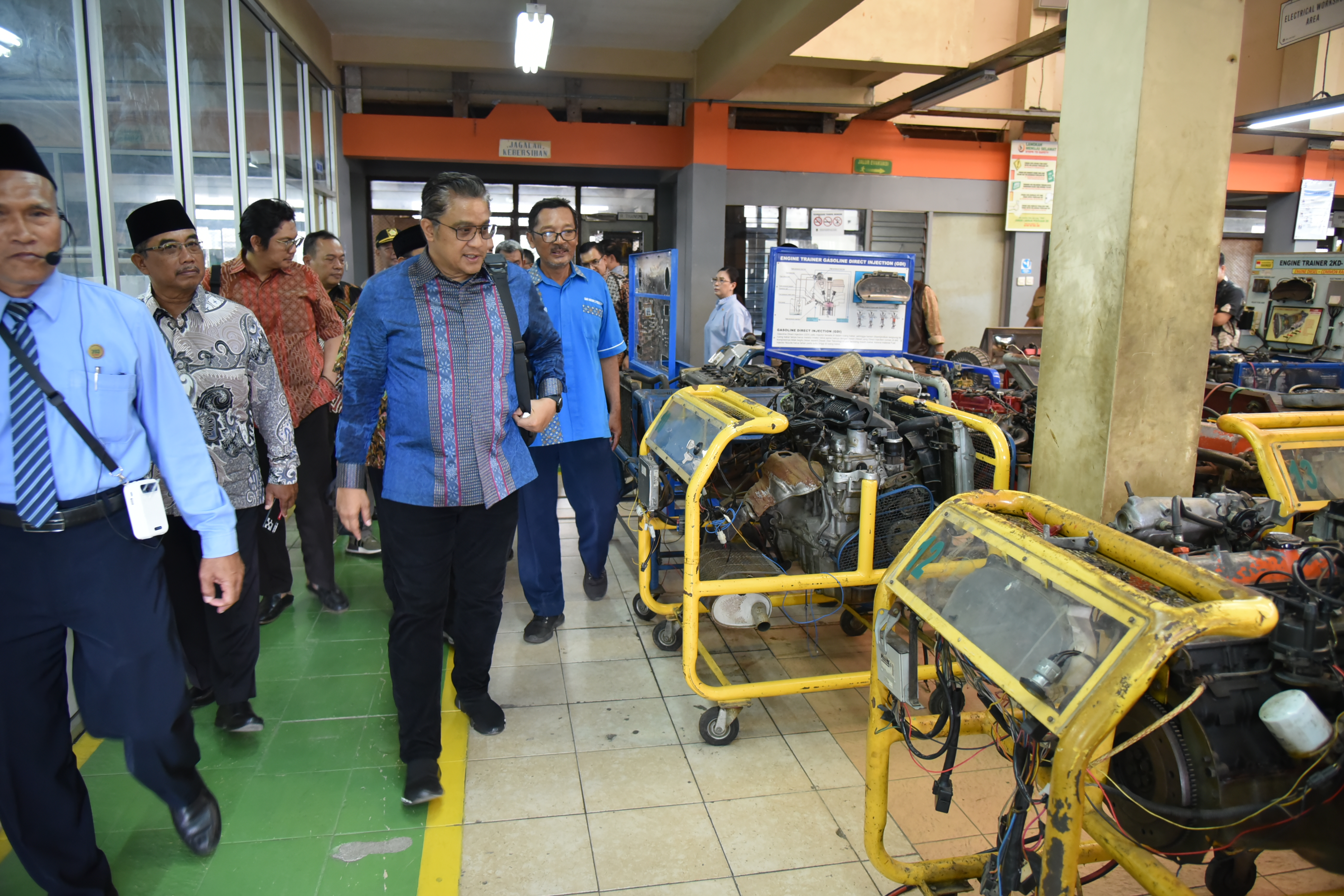 Wakil Ketua Komisi X DPR RI, Dede Yusuf Macan Effendi saat meninjau SMK Negeri 2 Pengasih, Kulon Progo, Daerah Istimewa Yogyakarta (DIY).