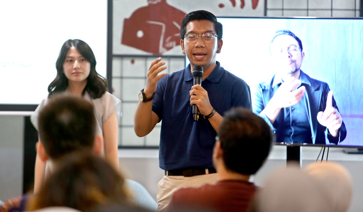  Peneliti Indonesia Corruption Watch, Kurnia Ramadhana (kanan).