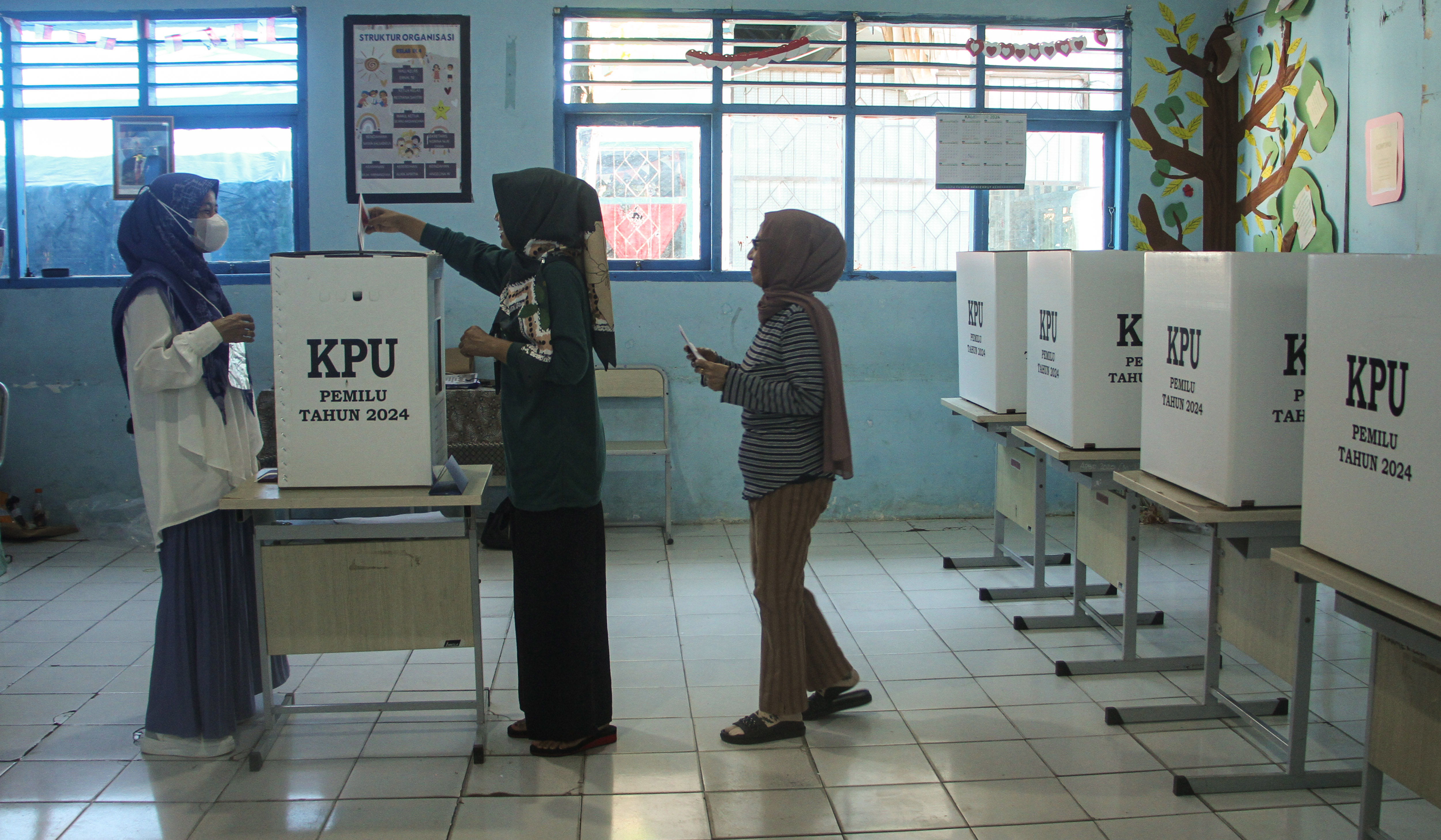 Warga menggunakan hak pilihnya saat mengikuti pemungutan suara ulang (PSU) Pemilu 2024.