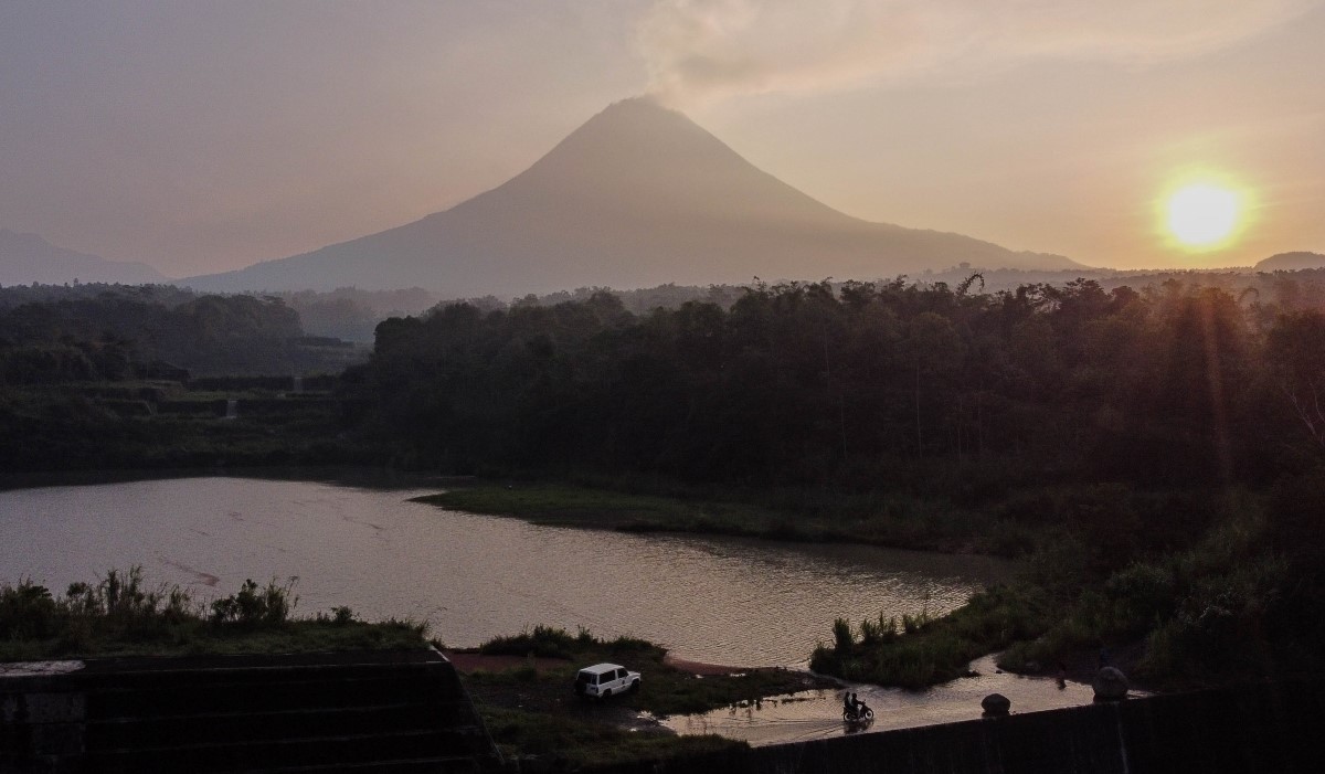 Asap solfatara keluar dari kawah Gunung Merapi terlihat dari Kaliurang, Srumbung, Magelang, Jawa Tengah 