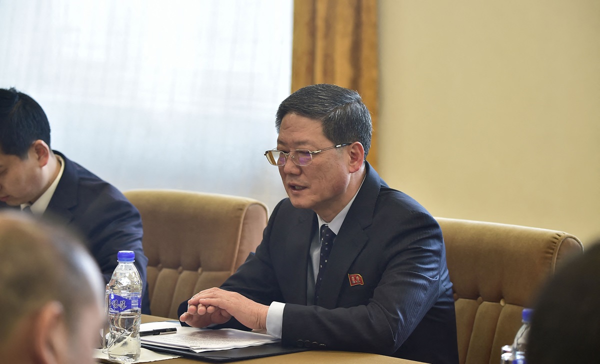 Wakil Menteri Luar Negeri Korea Utara, Pak Myong Ho, melakukan pertemuan dengan pejabat Mongolia