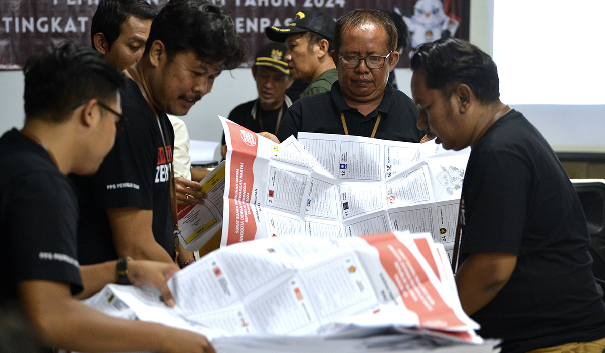 Petugas melakukan proses penghitungan suara ulang Pemilu 2024 di TPS 46 Desa Dauh Puri Kaja, Denpasar Utara, Bali.