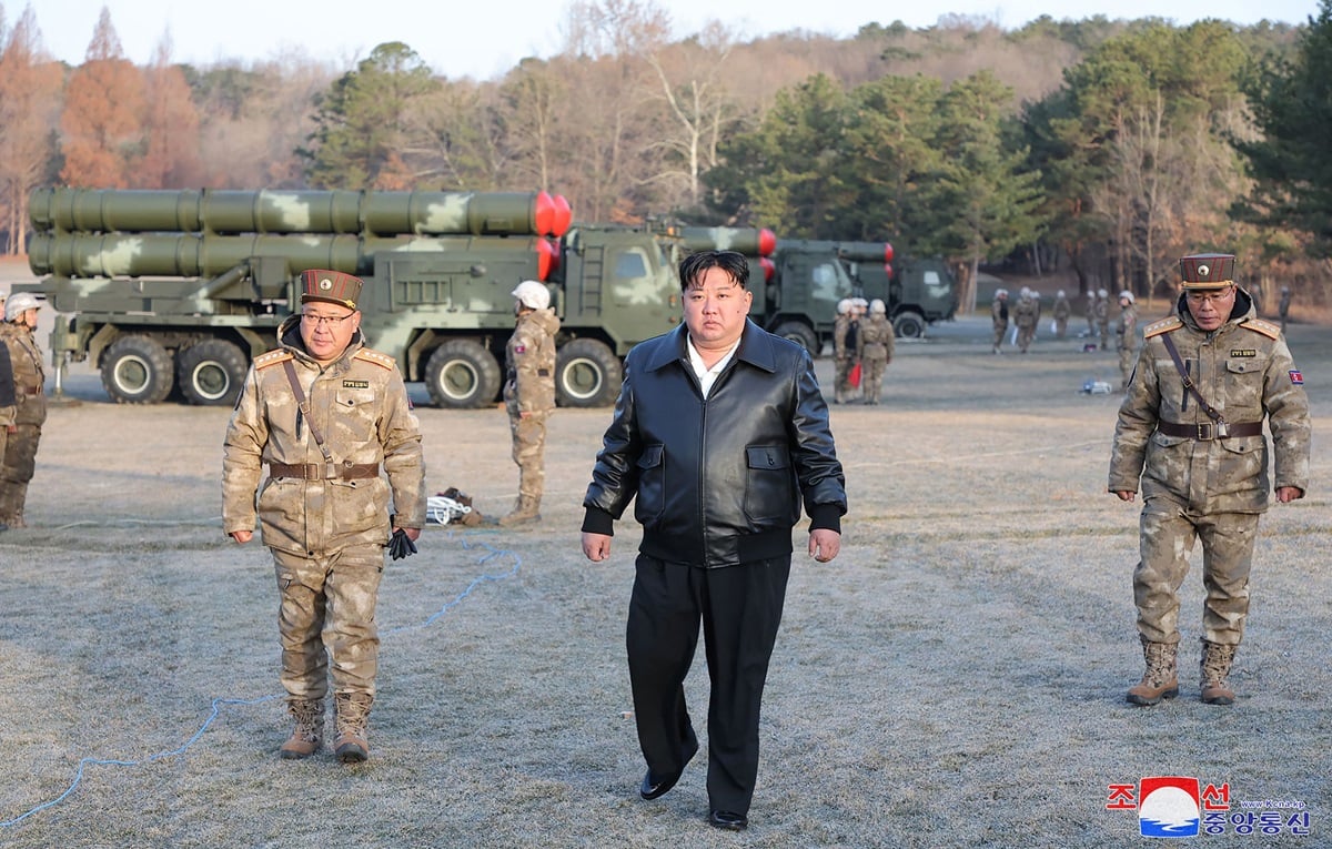 Pemimpin Korea Utara, Kim Jong Un, mengawasi serangkaian latihan artileri di bagian barat negaranya, menurut laporan KCNA. 
