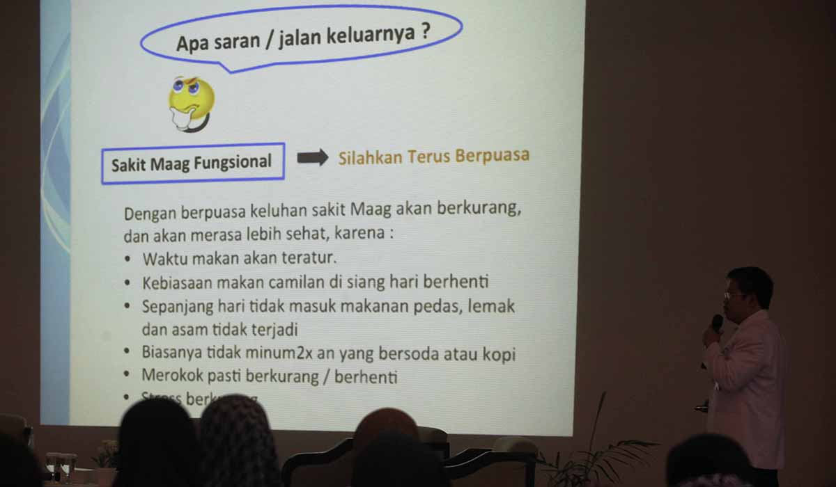 Diskusi dengan materi menjalani puasa dan tetap menjaga kesehatan lambung.