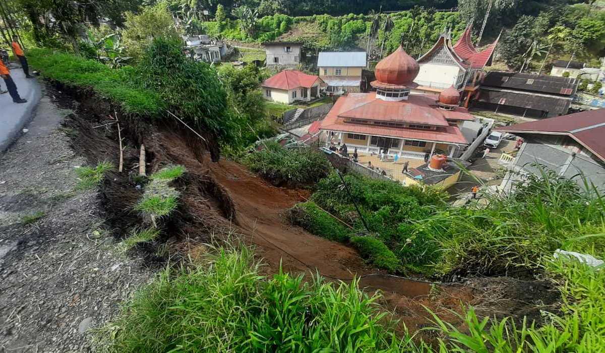 Sumatra Barat Dikepung Banjir dan Longsor, 3 Orang Meninggal, 9 Masih Hilang di Pesisir Selatan