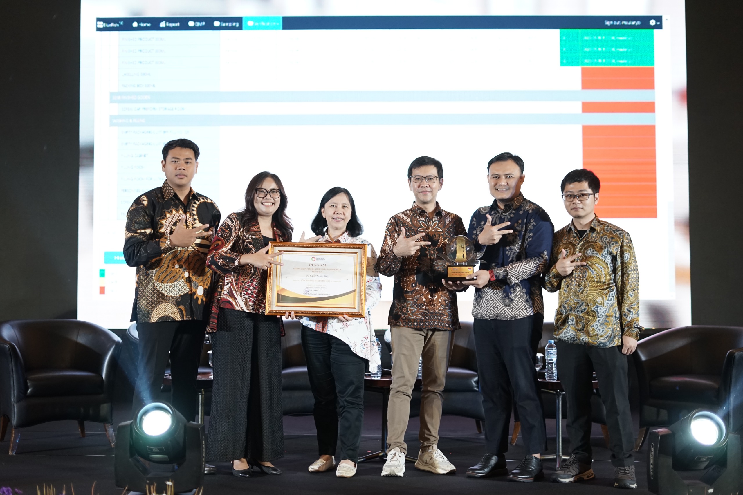 Kalbe Farma saat menerima piagam National Lighthouse Industry 4.0.
