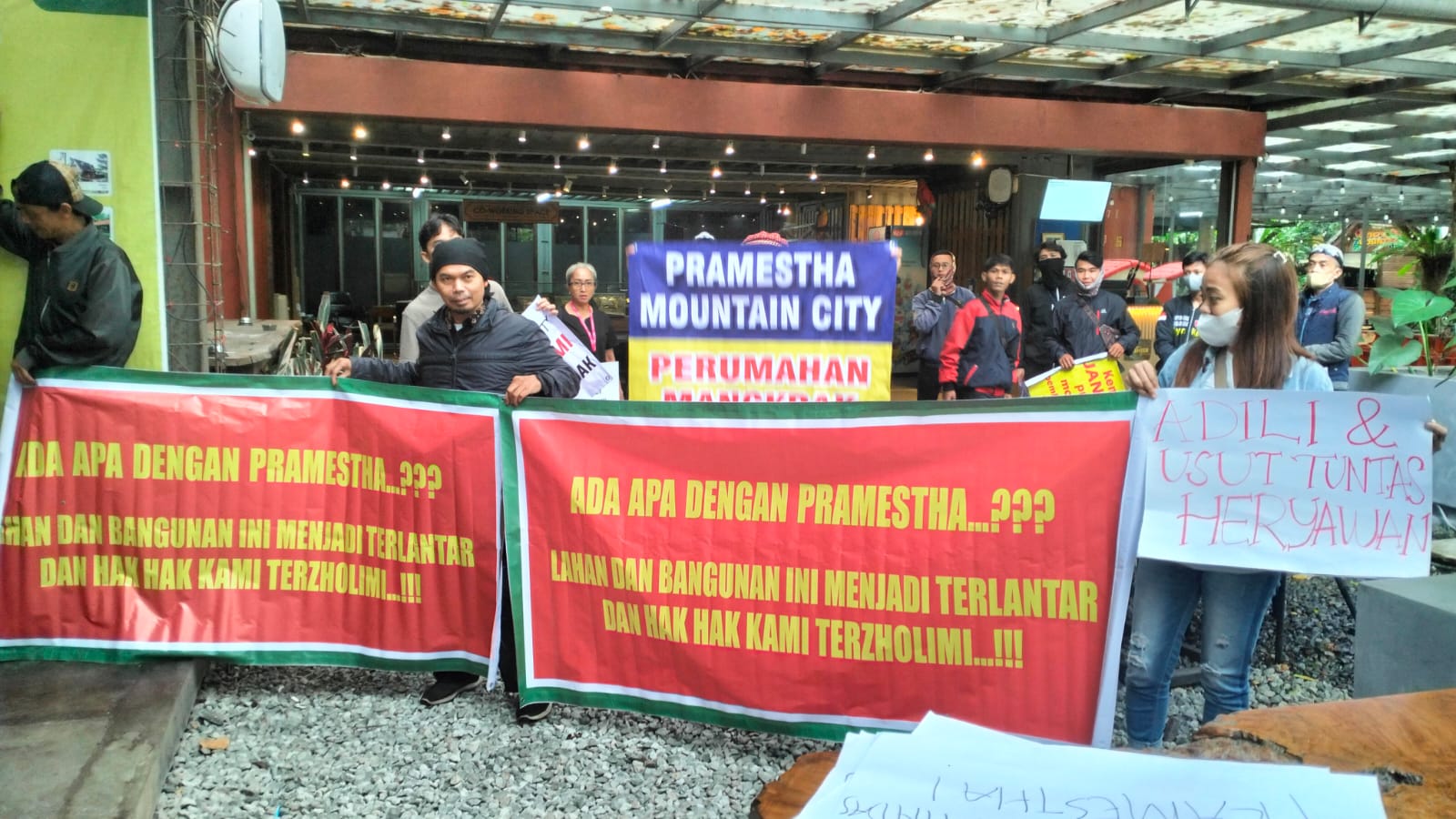 Para konsumen Perumahan Pramestha Mountain City berunjuk rasa memprotes pengembang