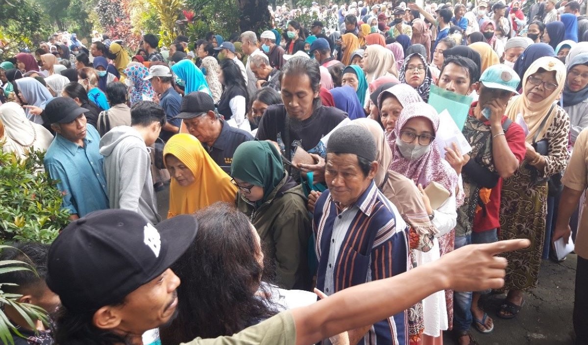 Warga terpaksa berdesakan dan antre mengambil bantuan PKH 2024 tahap pertama di Kelurahan Polowijen, Malang, Jumat (1/3).