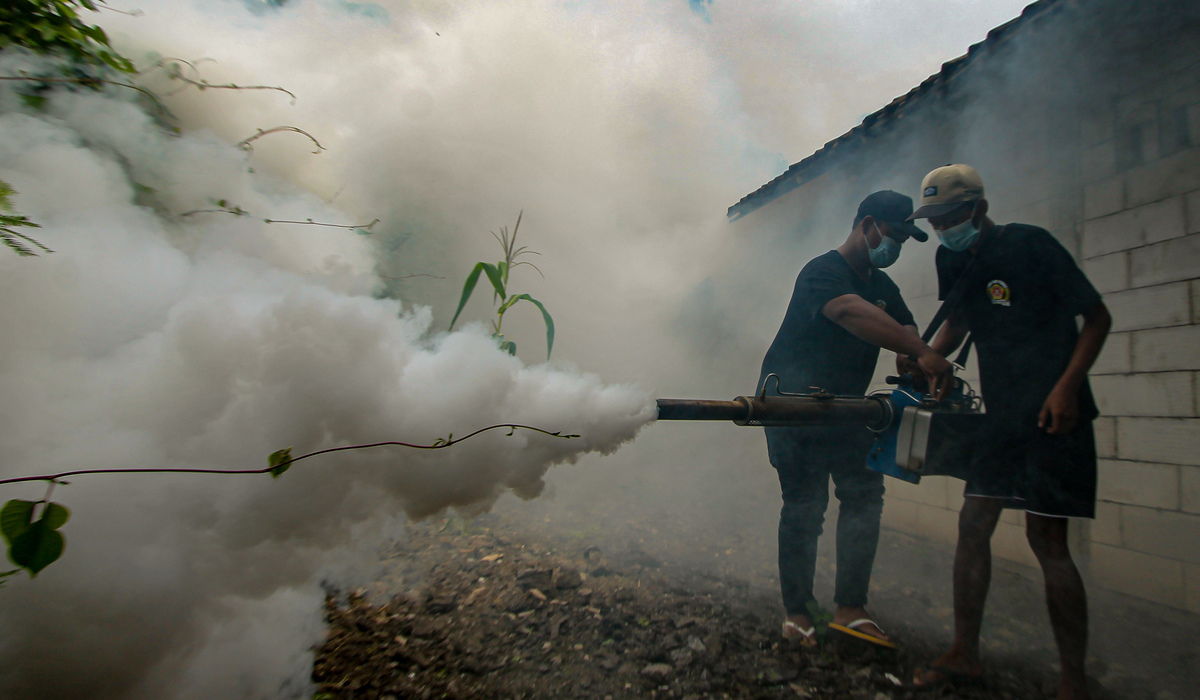 Warga melakukan fogging atau pengasapan untuk mencegah penyebaran DBD.