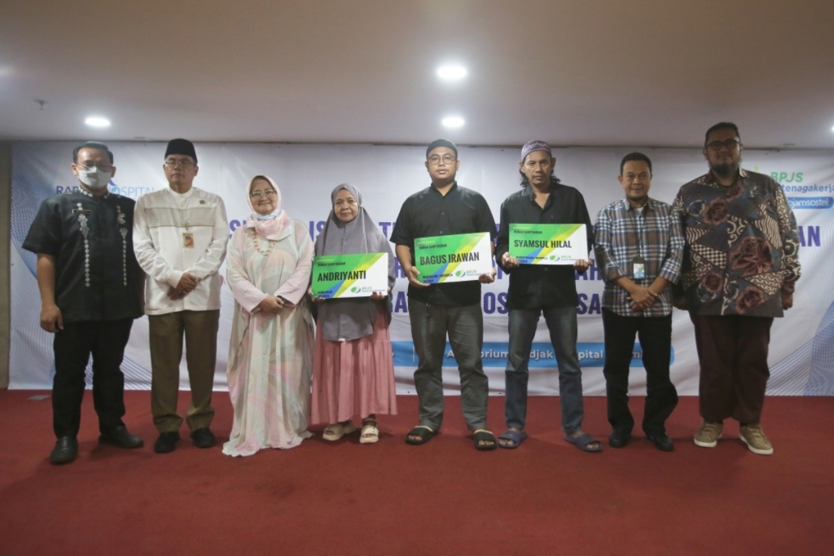 Radjak Hospital Salemba melalui program CSR memberikan bantuan premi bagi pekerja informal di kawasan Salemba Jakarta Pusat.