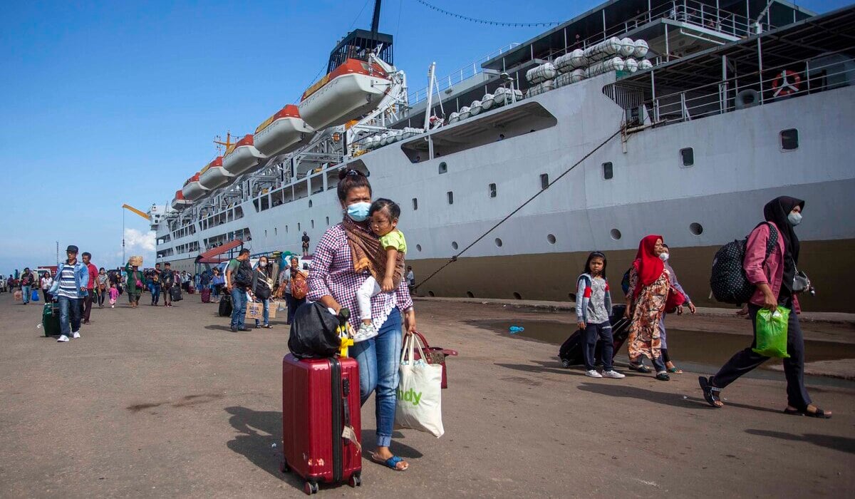 Sejumlah penumpang turun dari KM Kelud yang baru bersandar di Pelabuhan Batu Ampar, Batam, Kepulauan Riau.