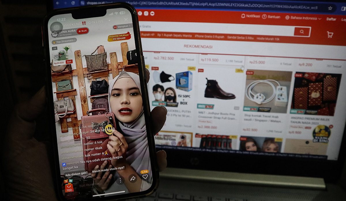 Ilustrasi. Calon konsumen menonton siaran langsung toko daring melalui aplikasi belanja di Jakarta, Sabtu (6/1/2024).