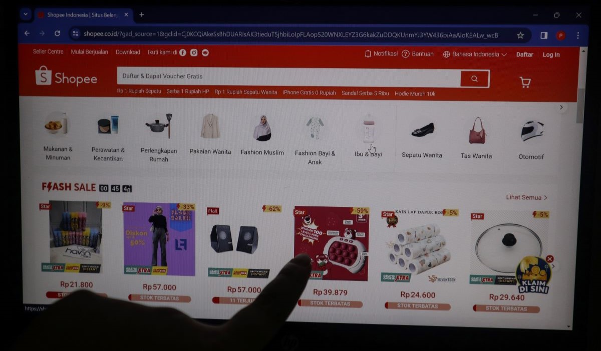 Ilustrasi: konsumen berbelanja melalui aplikasi daring di Jakarta