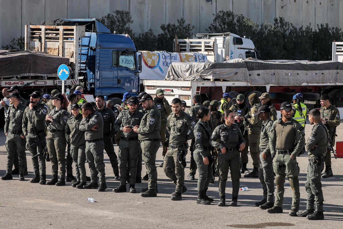 Uni Eropa menyerukan Israel untuk membuka penyeberangan tambahan sehingga lebih banyak bantuan dapat mencapai Gaza.
