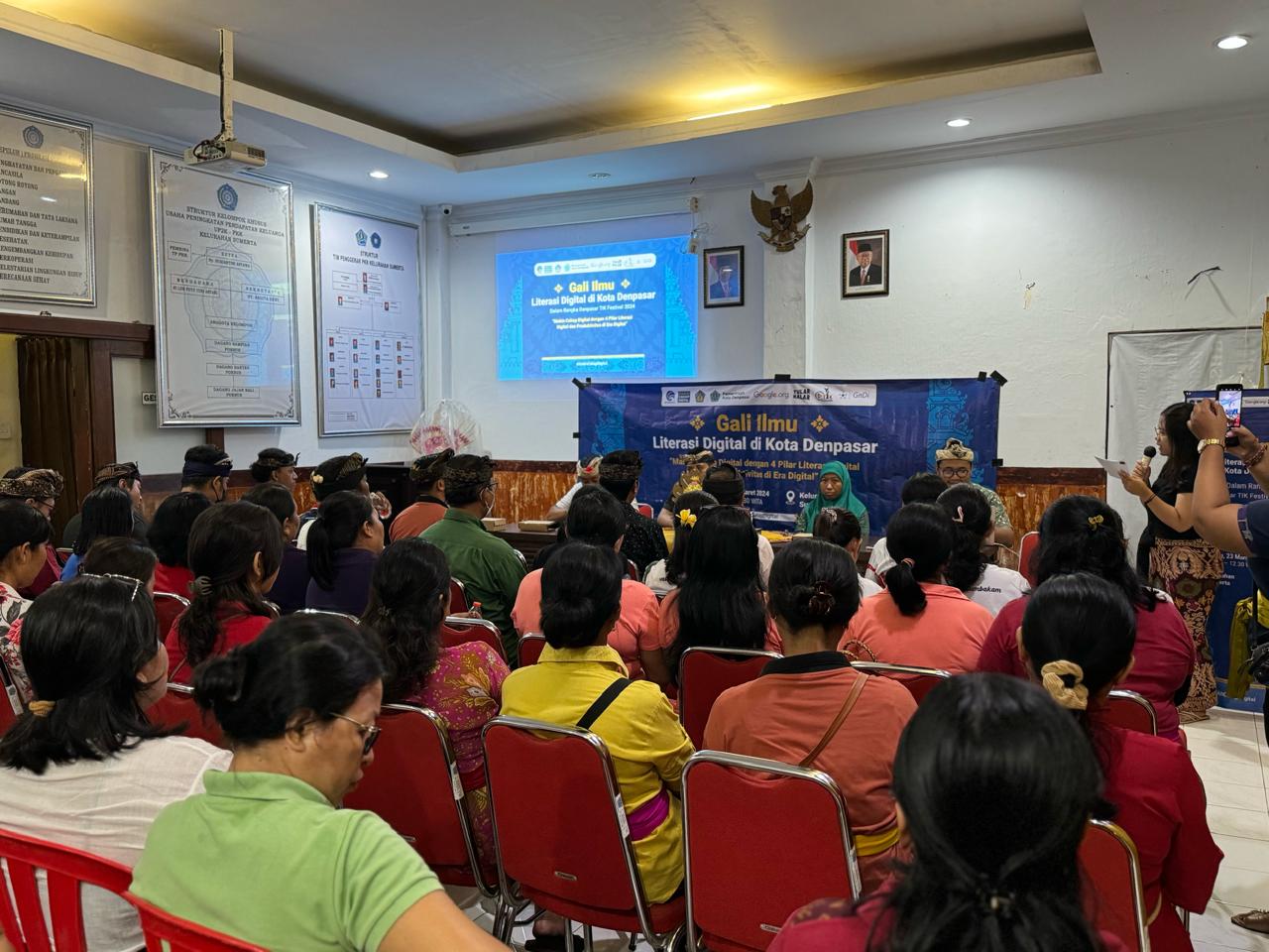 Literasi Digital bertujuan untuk meningkatkan kompetensi masyarakat agar lebih terampil dan produktif dalam pemanfaatan teknologi digital. 