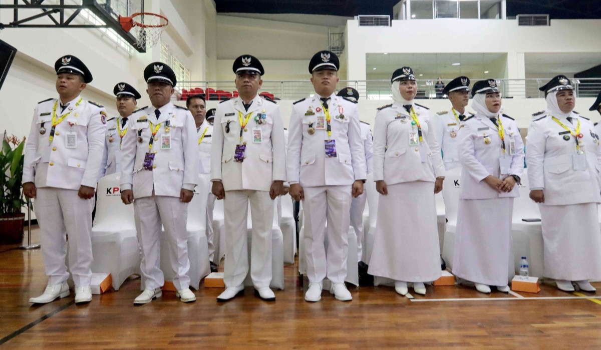 Para Lurah dan Pegawai Negri Sipil (PNS) mengikuti acara di gedung KPK 